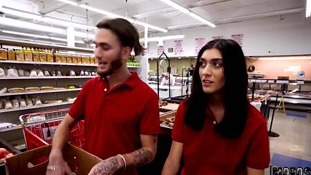 Работница супермаркета трахается с коллегой на ночной смене