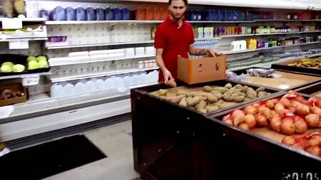 Работница супермаркета трахается с коллегой на ночной смене