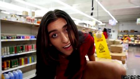 Работница супермаркета трахается с коллегой на ночной смене