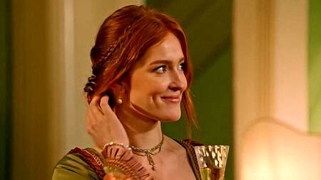 Көшеде бір жігіт жүгіреді