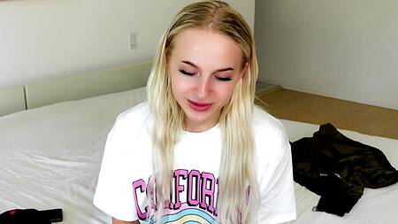 Отчим хочет полизать маленькие сиськи падчерицы