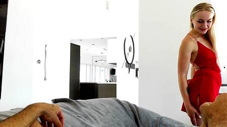 Отчим хочет полизать маленькие сиськи падчерицы