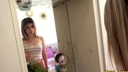 Снял со сводной сестры розовые трусики и трахнул толстым членом