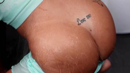 Подсматривает как черная подруга принимает душ и присоединяется к ней