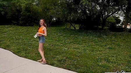 Рыжая милашка в очках согласна на секс за деньги