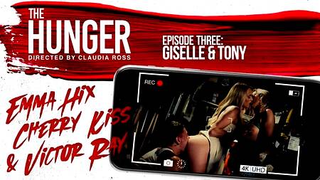 Нашли укромный уголок в магазине и занимаются там сексом втроем