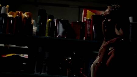 Нашли укромный уголок в магазине и занимаются там сексом втроем